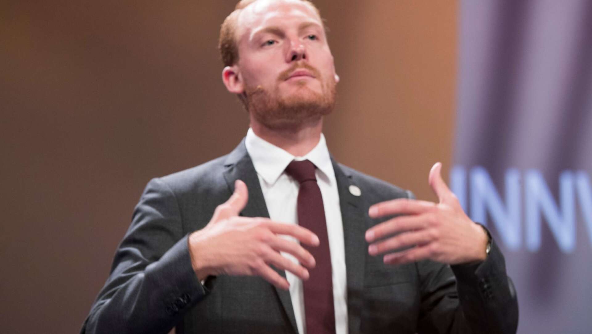 Aron Emilsson, SD:s kulturministerkandidat, vill kalla mediechefer till riksdagen.