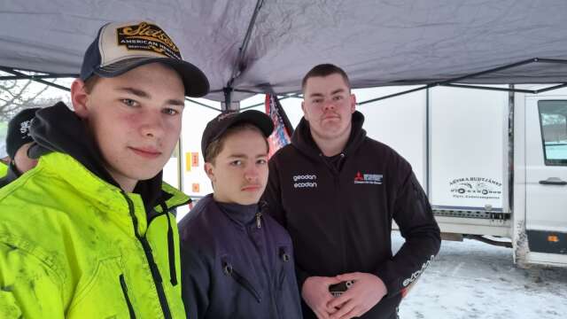 Emil Nilsson, Edwin Olsson och Albin Westby var med på den senaste ungdomsträffen med Arvika Yankee Car Club och vann motorklubbens omröstning om bästa pepparkakshus.