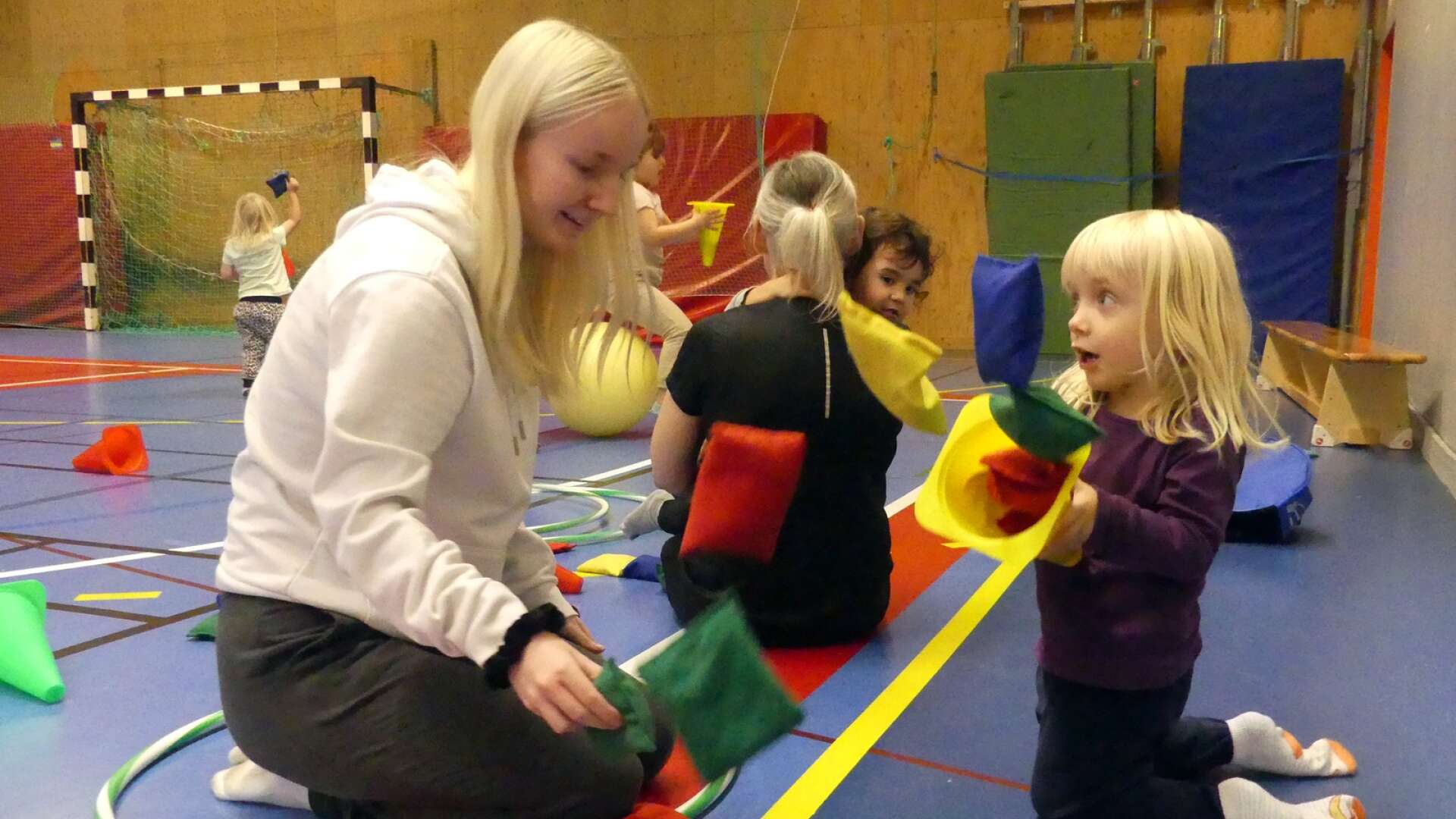 Hanna Löfgren från barn- och fritidsprogrammet och Tanja som går på förskolan Kullerbyttan. 