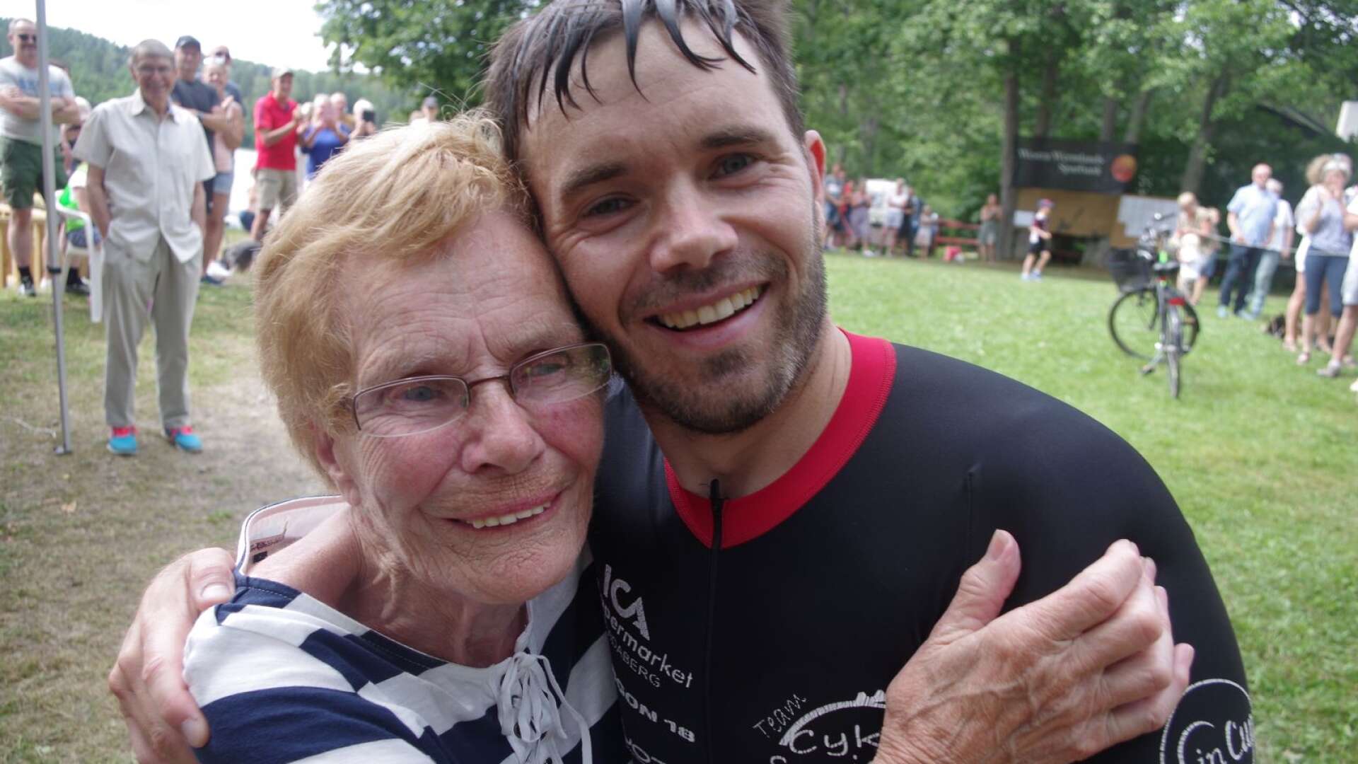 Segraren i herrklassen, Andreas Malakow, fick en kram av största supportern – mormor Mona.