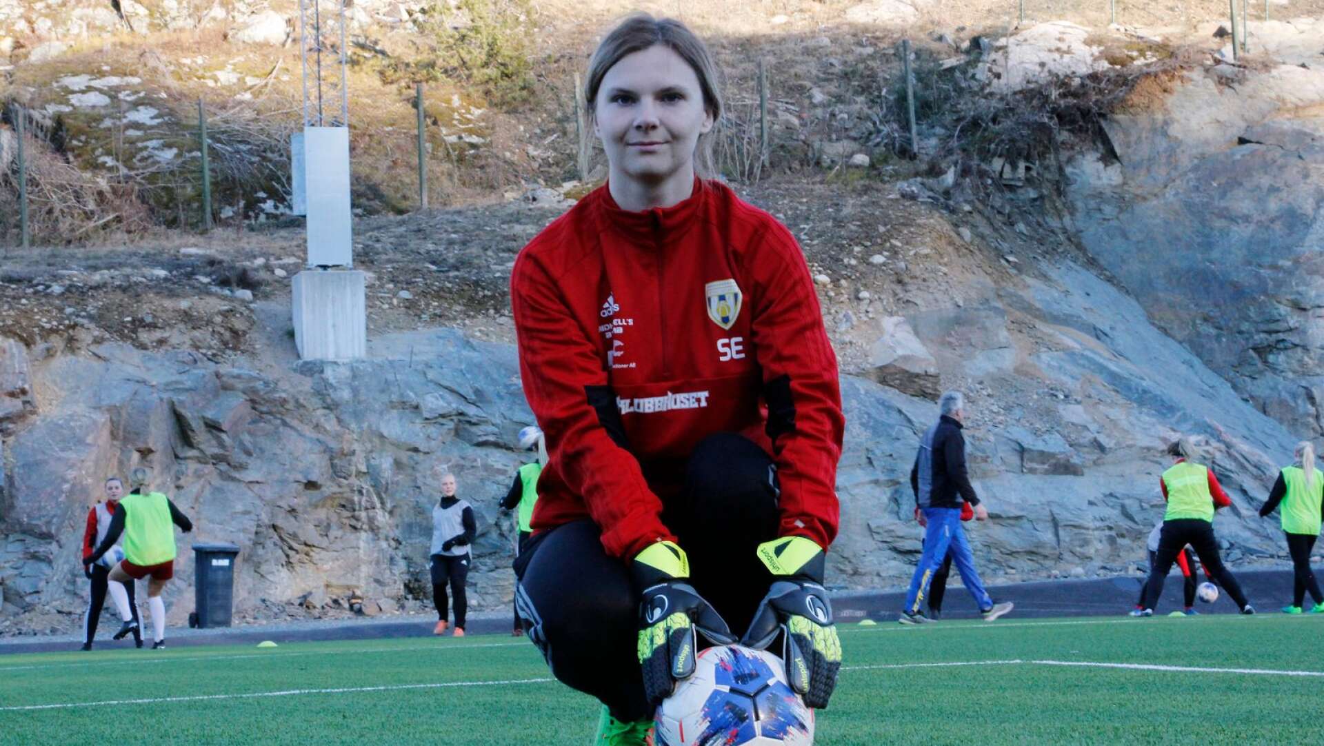 Sara Einarsson, i fjol målvakt i Bengtsfors damlag, är en av hela åtta spelare från Bengtsfors som gått till IF Viken till den här säsongen.
