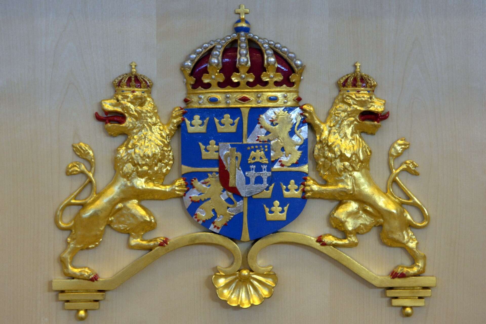 Som svensk kung införde Karl Knutsson (Bonde) vad som ännu i dag är modellen för Sveriges stora riksvapen: ett guldkors som delar skölden i fyra fält, det första och fjärde med tre kronor och det andra och tredje med Bjälboättens vapen, skriver Per Andersson.