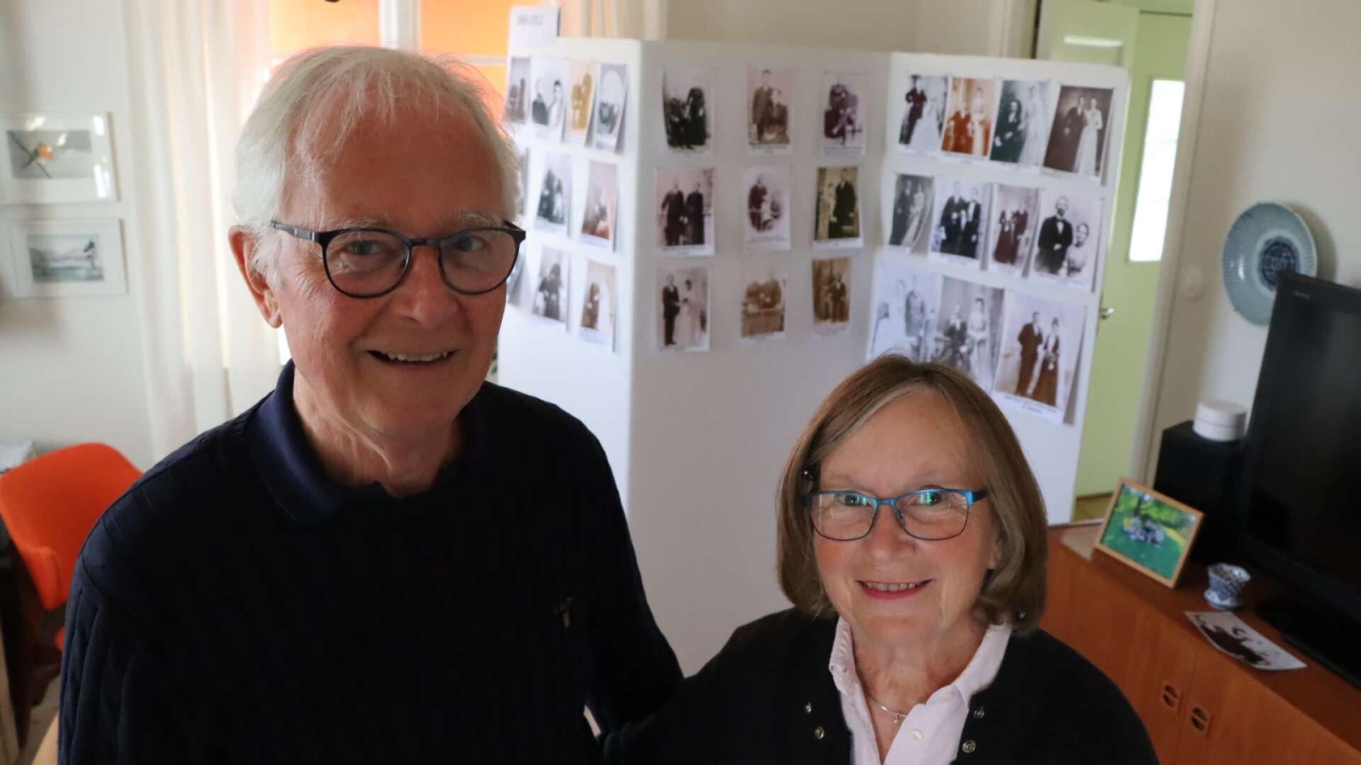 Lennart och Anita Ericson har lagt ner ett omfattande arbete på att samla bröllopsbilder från Södra Råda till utställningen. 