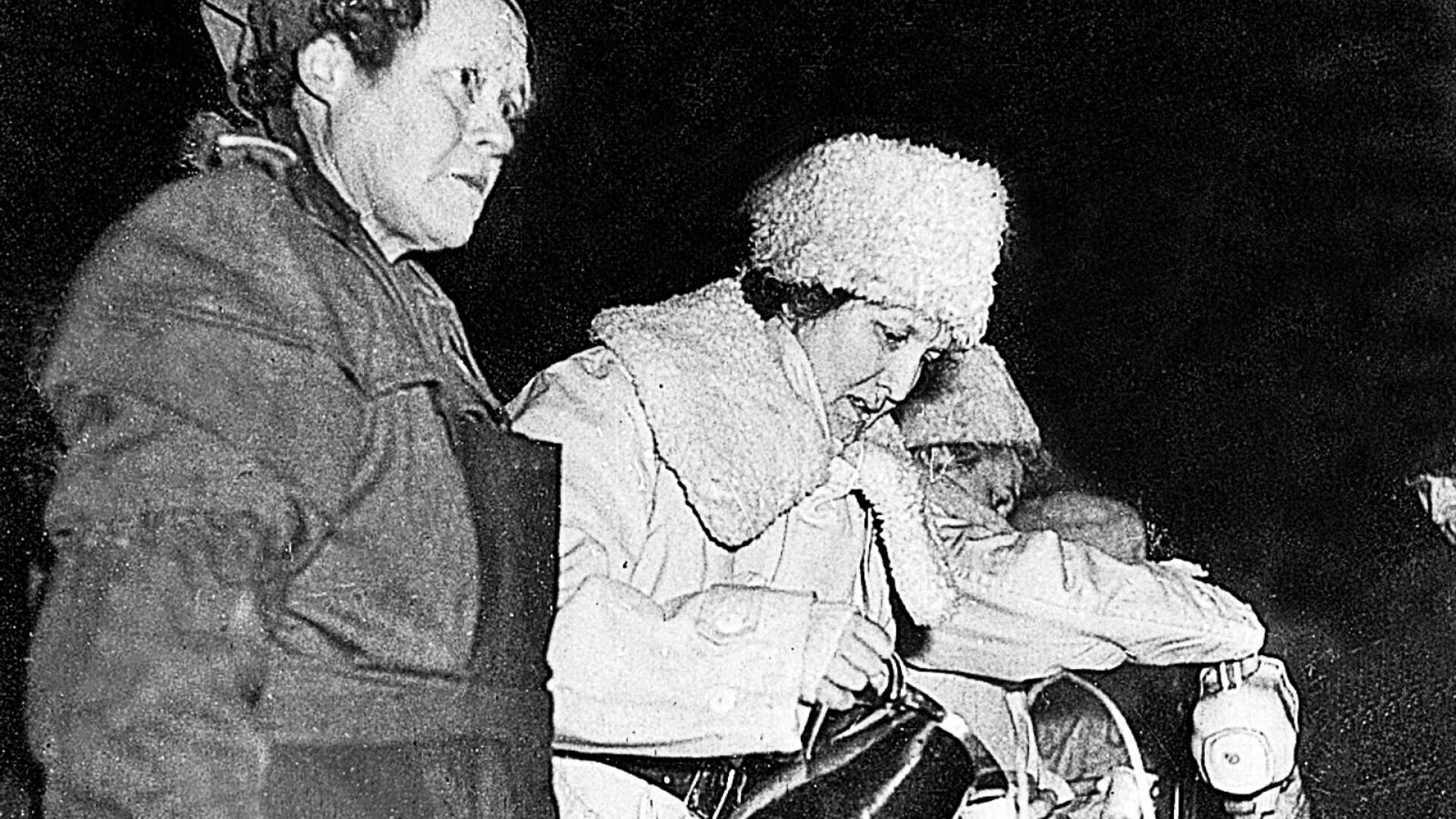 På ett par platser serverades glögg och varm korv, vilket var uppskattat i kylan. Lottakåren stod för serveringen och på bilden ses Lillian Karlgren, Sonja Eriksson och Elsa Olsson Gyberg. En av dem tyvärr delvis skymd.
