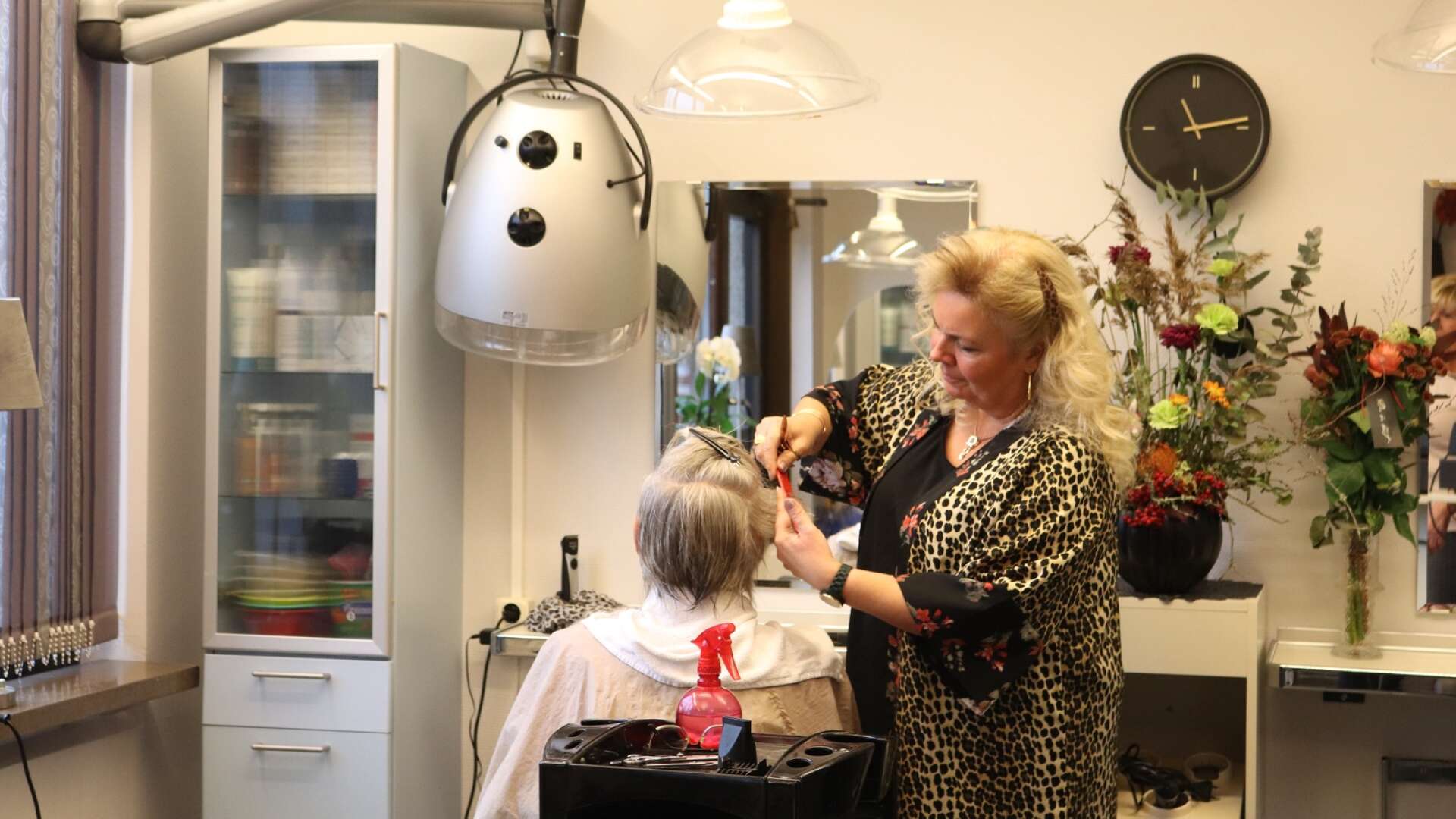 Helena Lagerkvist trivs med att skapa nya frisyrer. 