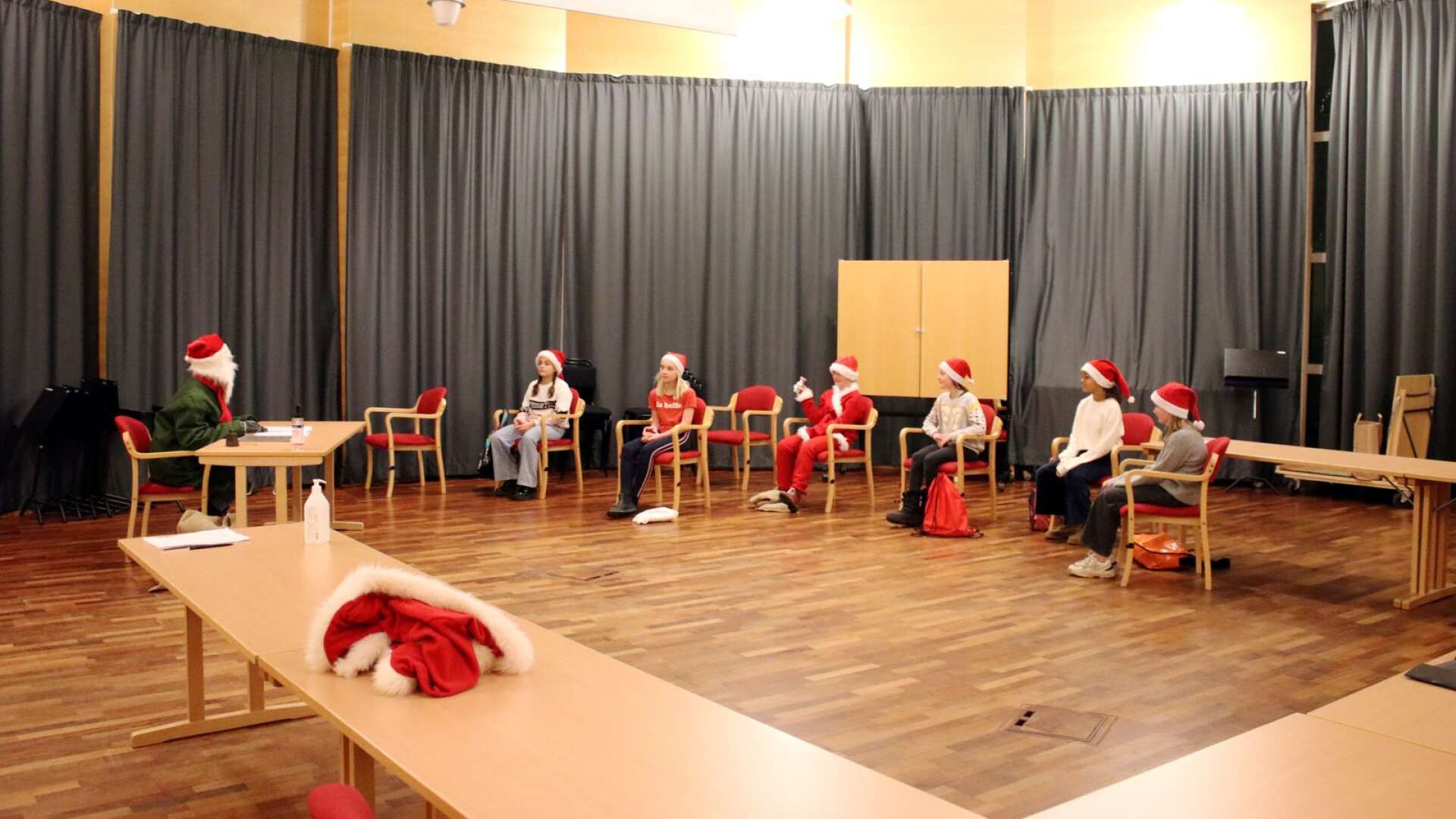 Åmåls kulturskola genomför i år en digital julföreställning. Här övar de på teatern i Lindgrenssalen på Karlbergsgymnasiet.
