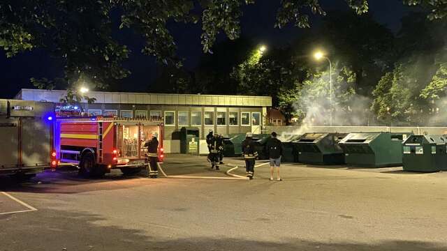 För andra kvällen i rad brann det under måndagen i en container på återvinningsstationen vid fritidsgården Stationen och Hjostyrkan fick rycka ut och släcka. 