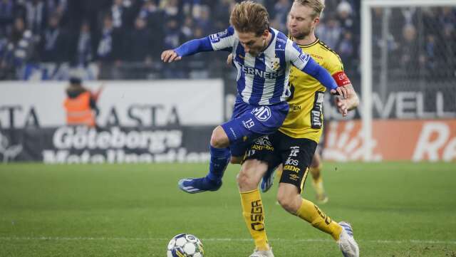 IFK Göteborgs Arbnor Mucolli i duell med Elfsborgs lagkapten Johan Larsson under måndagens match på Gamla Ullevi i Göteborg.