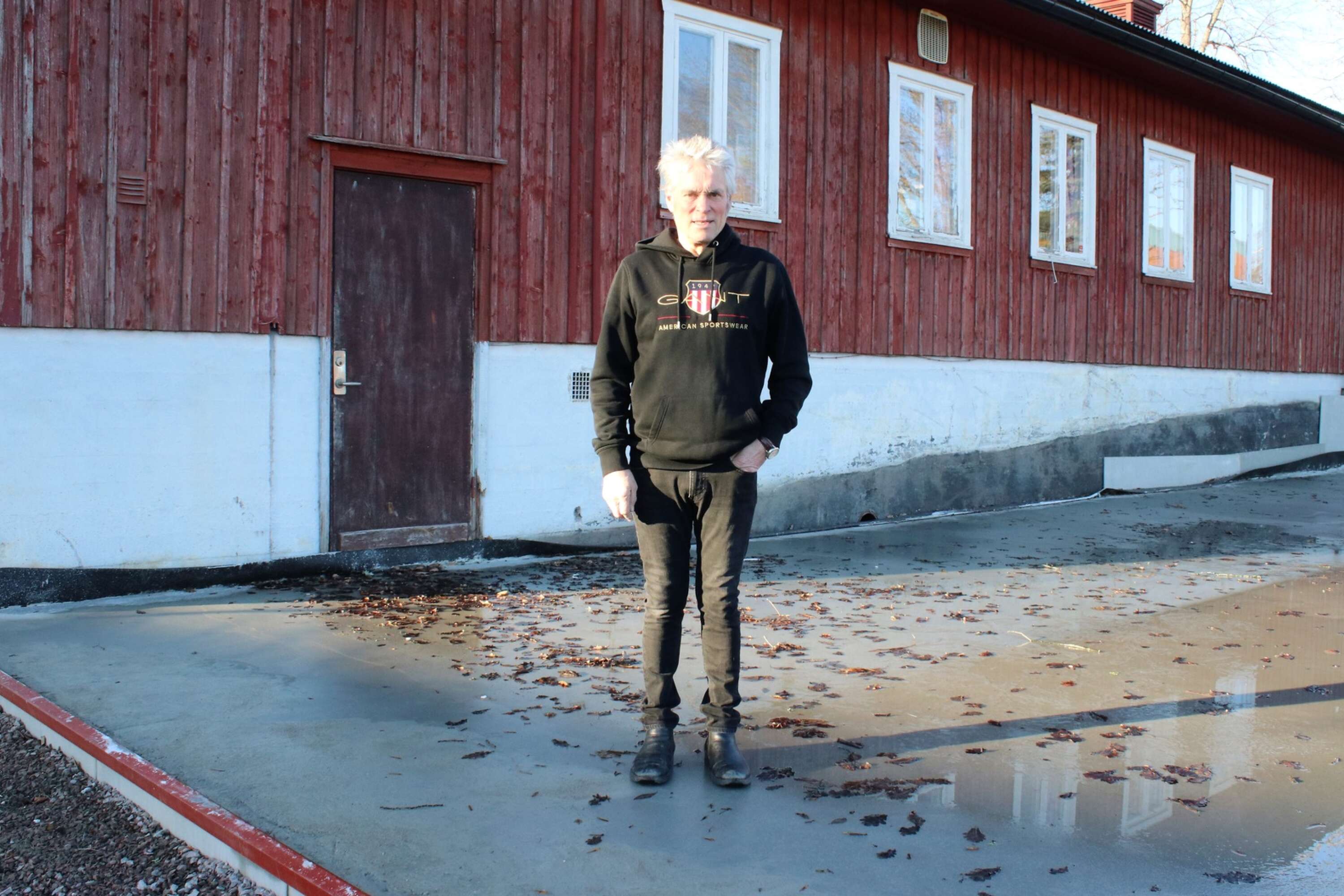 Markku Tapani Eira har lagt grunden till vad som ska bli ett stort garage i anslutning till SJ-stugan.