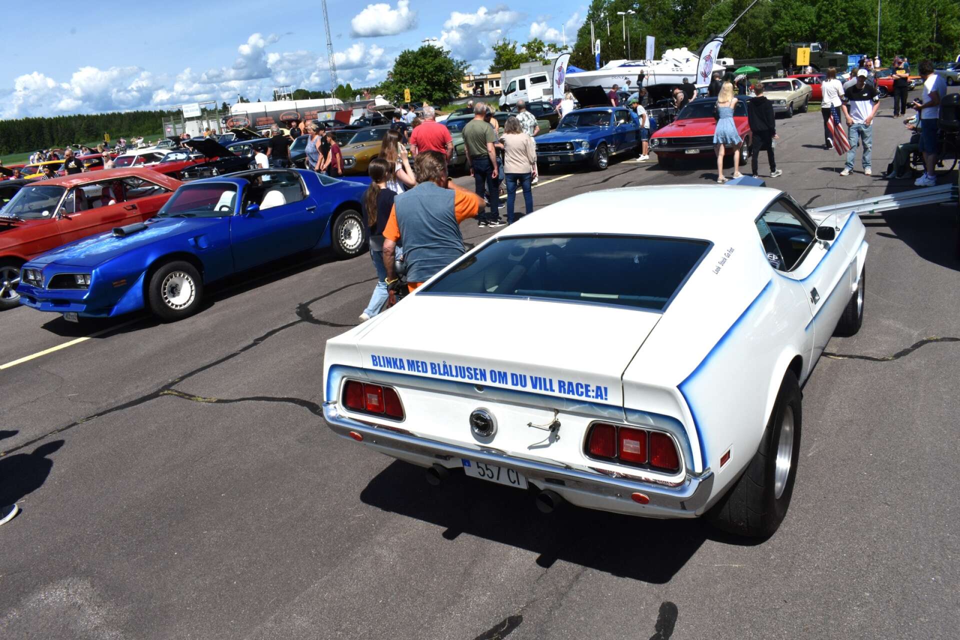 &quot;Blinka med blåljusen om du vill race:a!&quot; står det bak på Raimo Svenssons Ford Mustang. Men racing slutade han med 1982.