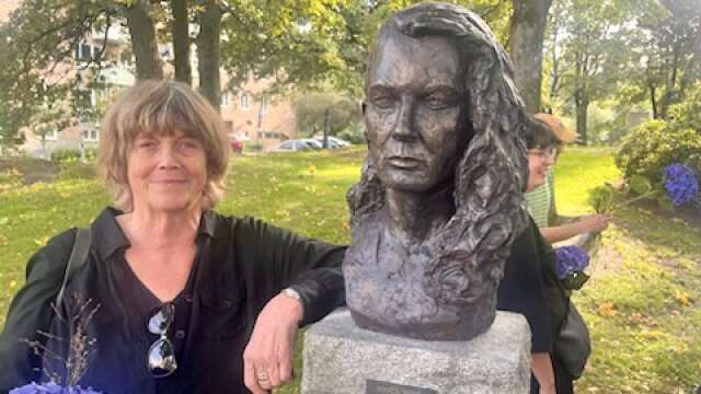 Bronsskulpturen över Maria Wine är åter på plats i Solna. Nygjord och återskapad av Britt-Marie Jern.