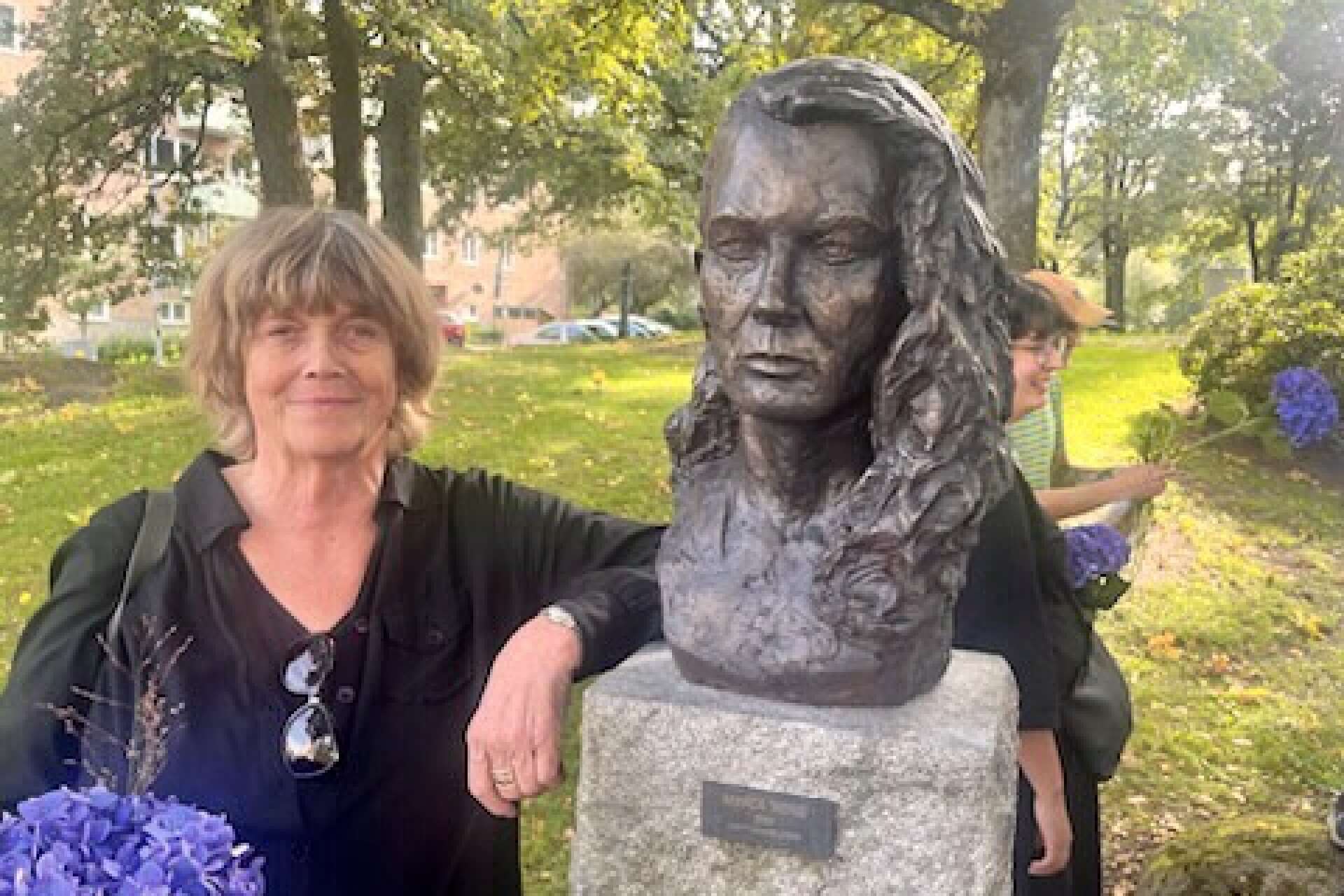 Bronsskulpturen över Maria Wine är åter på plats i Solna. Nygjord och återskapad av Britt-Marie Jern.