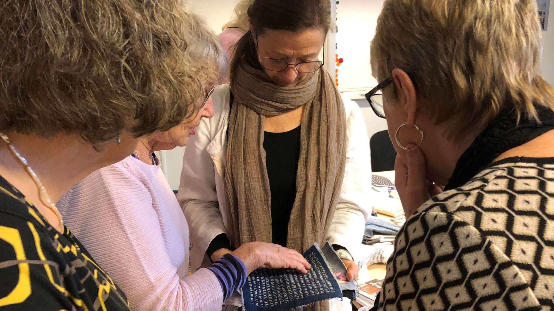 Maria Schmidt Larsson ( i mitten) visade japansk broderiteknik, sashiko, för medlemmarna i Röda Korsets redesigngrupp i Åmål.