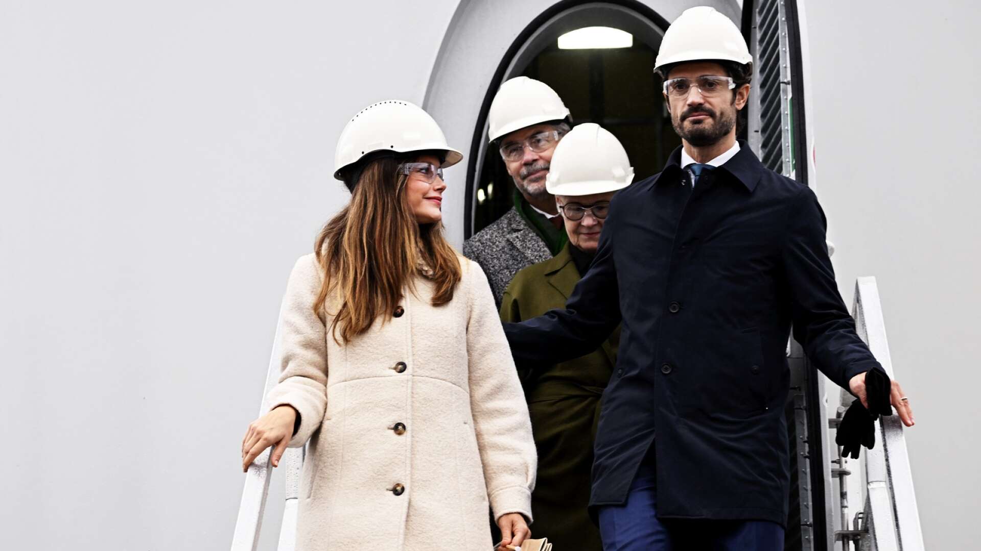 Prins Carl Philip och prinsessan Sofia fick en liten guidad tur inne i ett av de imponerande vindkraftverkstornen.