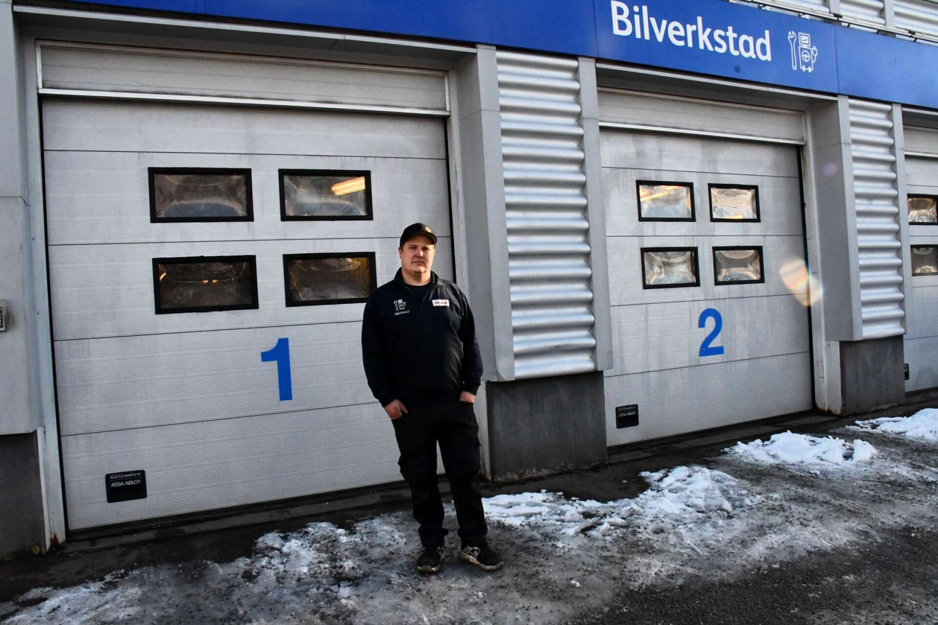 På OKQ8 Bilverkstad i Arvika hade man fullt upp under måndagen och tisdagen. ”Kaos kan man säga, lätt”, säger Olof Lundström, ägare. 