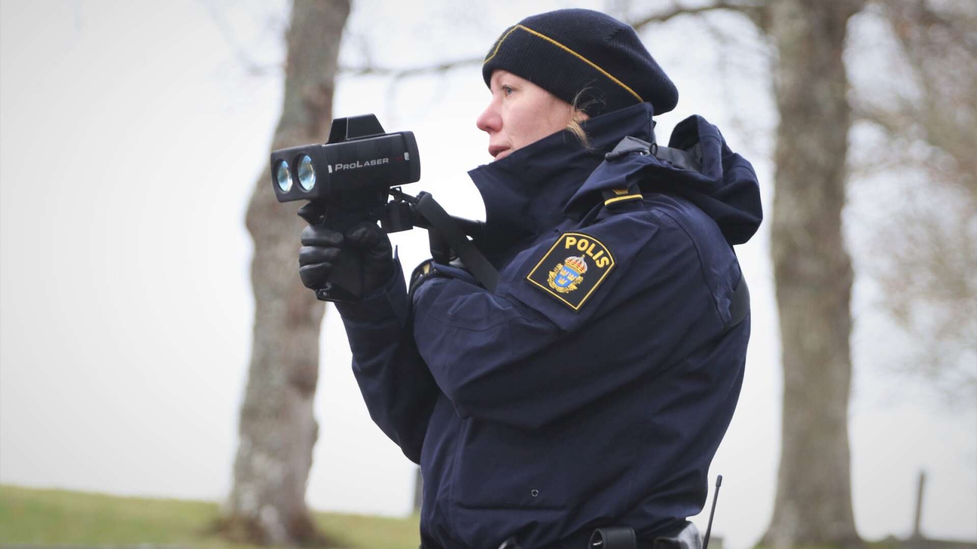På bara några få minuter bötfällde polisen Hanna Norrman två bilister för fortkörning vid Tössemacken. 
