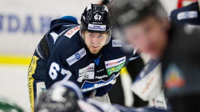 Victor Berglind och hans lagkamrater i BIK Karlskoga har vunnit fyra raka matcher och hänger med i toppen av Hockeyallsvenskan.