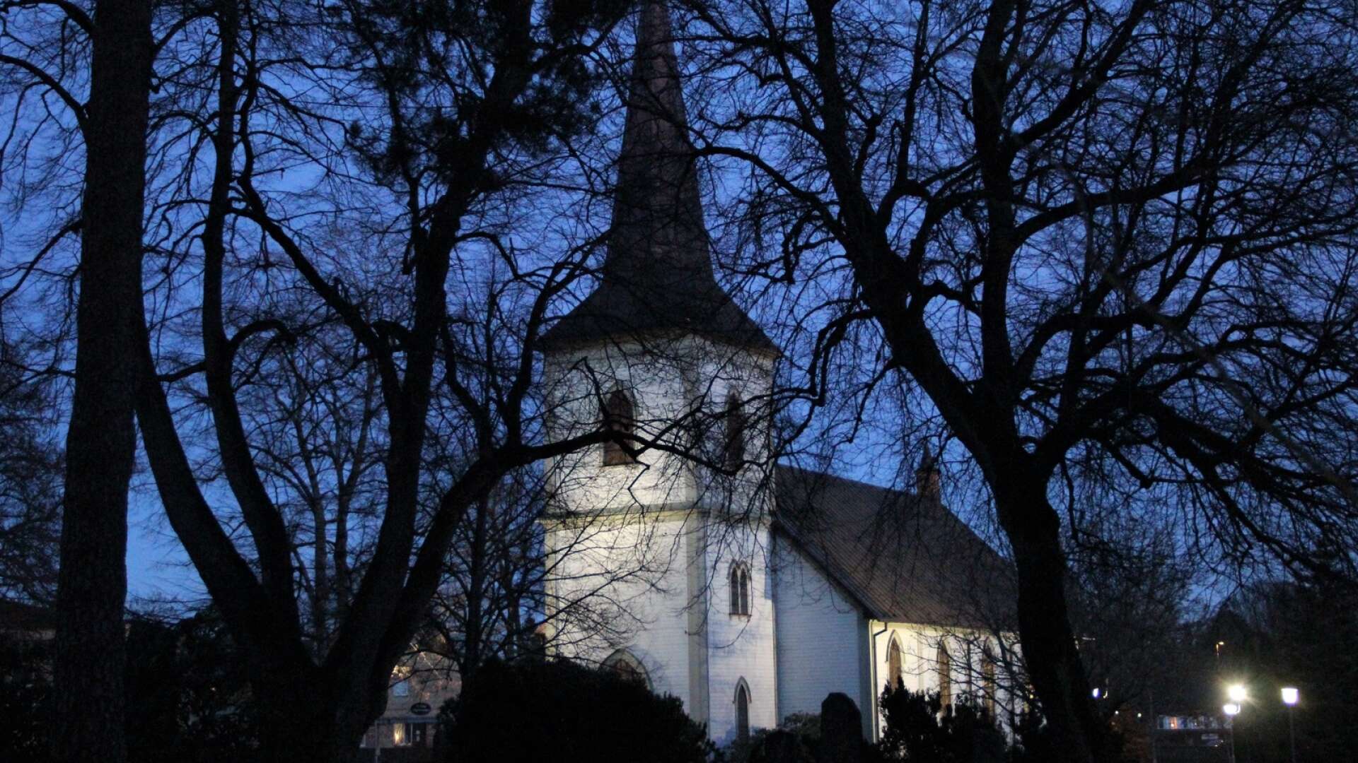 32 gudstjänstbesökare kan man ta in i Degerfors kyrka och tio fler i Nysunds kyrka enligt de nya restriktionerna.