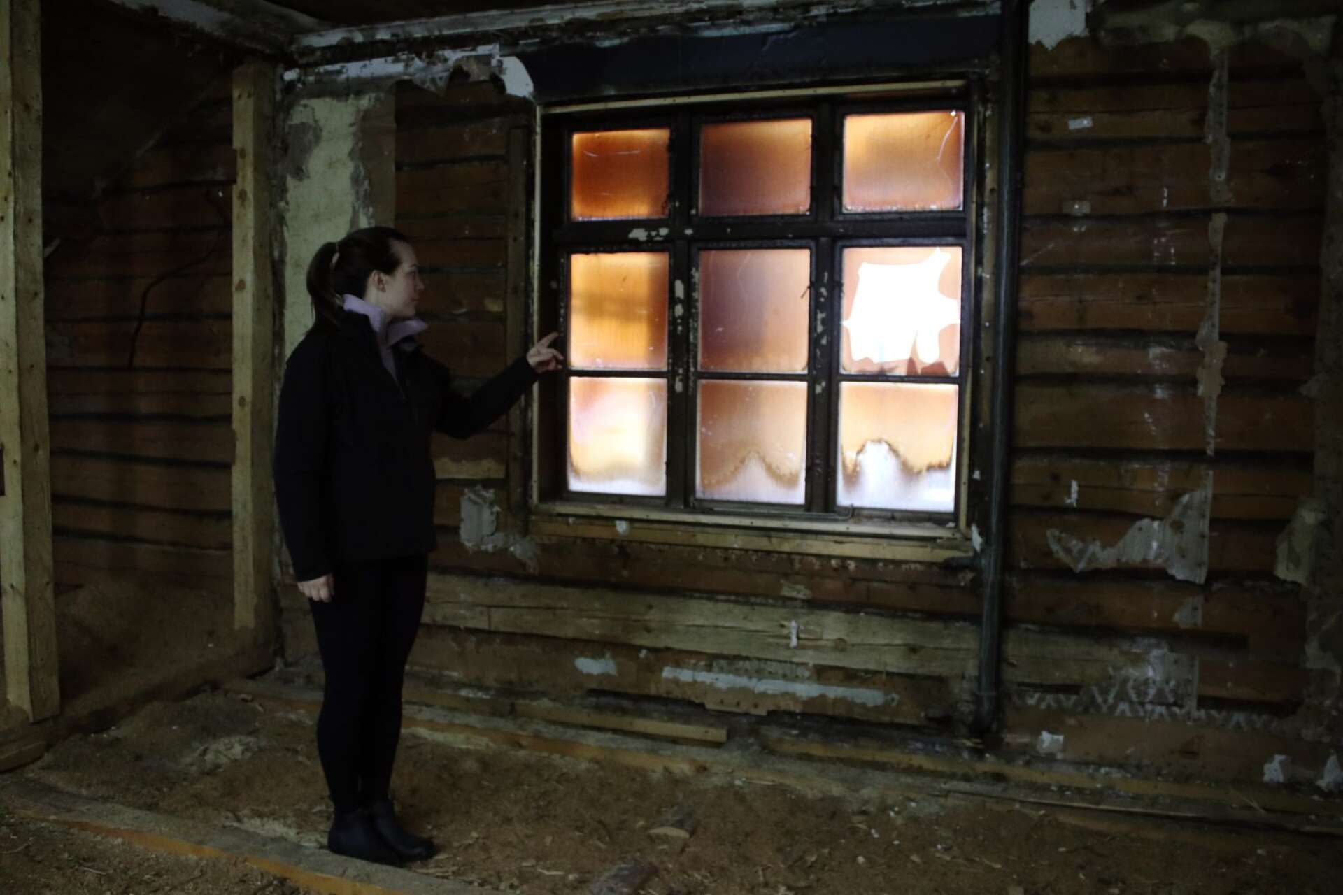 Fönsterrutorna på övervåningen hade börjat spricka, visar Erica Seleskog. Det handlade om sekunder innan de skulle ha gått sönder och branden fått nytt syre.