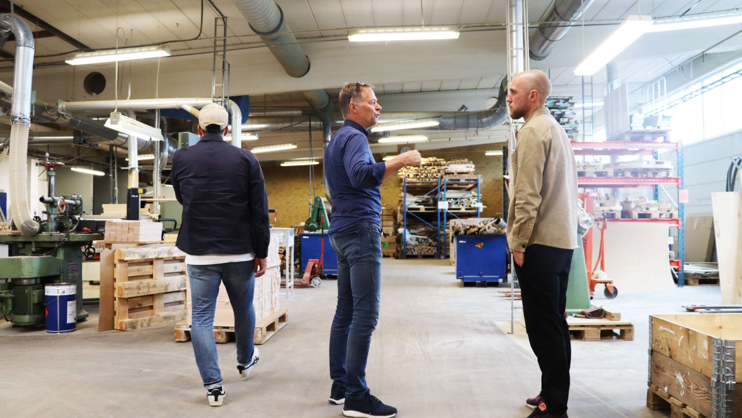 Stefan Lundberg visar runt i fabriken som Ergin Can och Johan Sjöberg har stenkoll på vid det här laget.