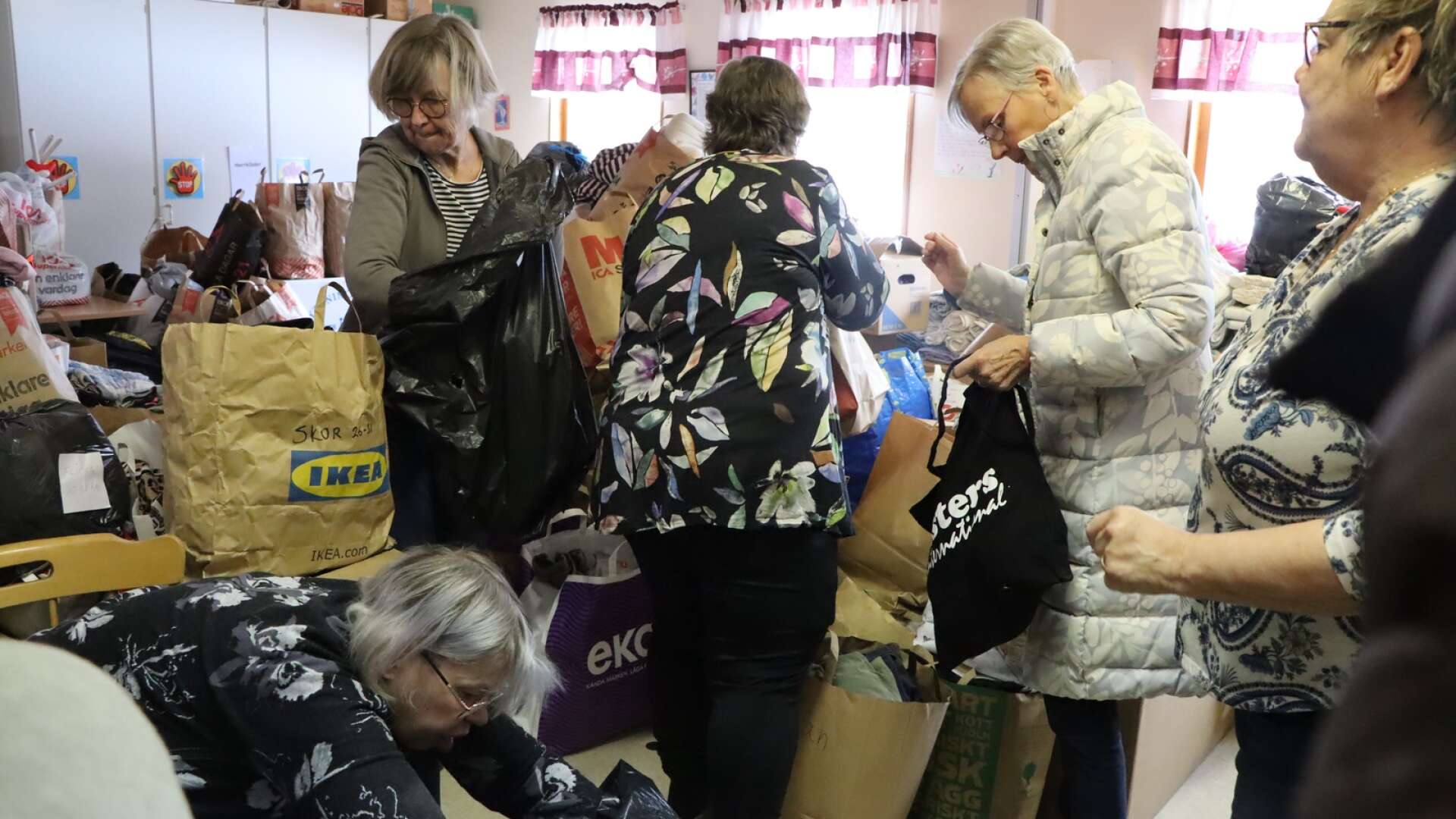 Föreningar och kyrkor gick samman och samlade in kläder, leksaker och annat till flyktingar från Ukraina i våras. Responsen var stor, både i Hova (bilden) och insamlingen i  Otterbäckens småkyrka. 