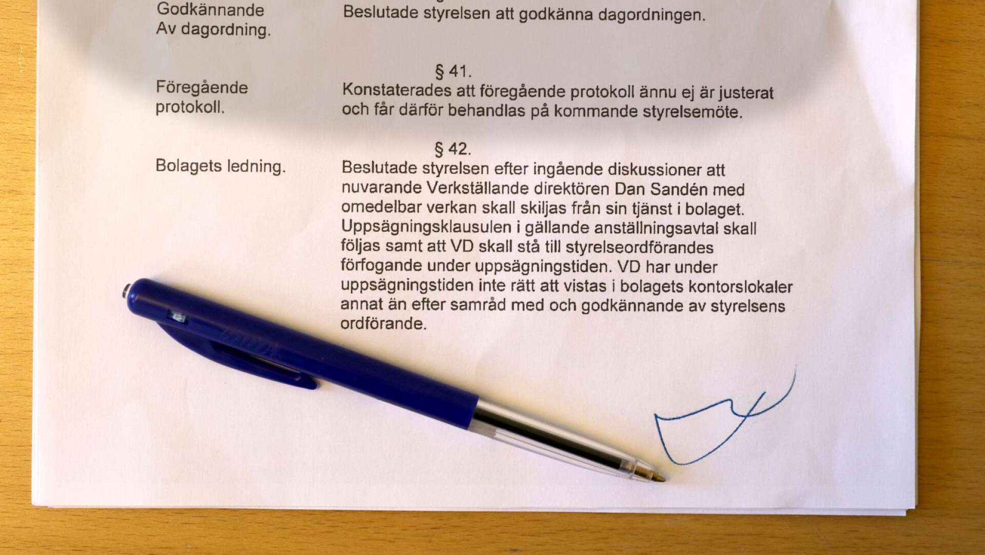 I protokollet från det extrainsatta styrelsemötet den 5 maj framgår det tydligt att Dan Sandén med omedelbar verkan skulle skiljas från sin tjänst. De fackliga företrädarna i styrelsen hade en annan åsikt. 