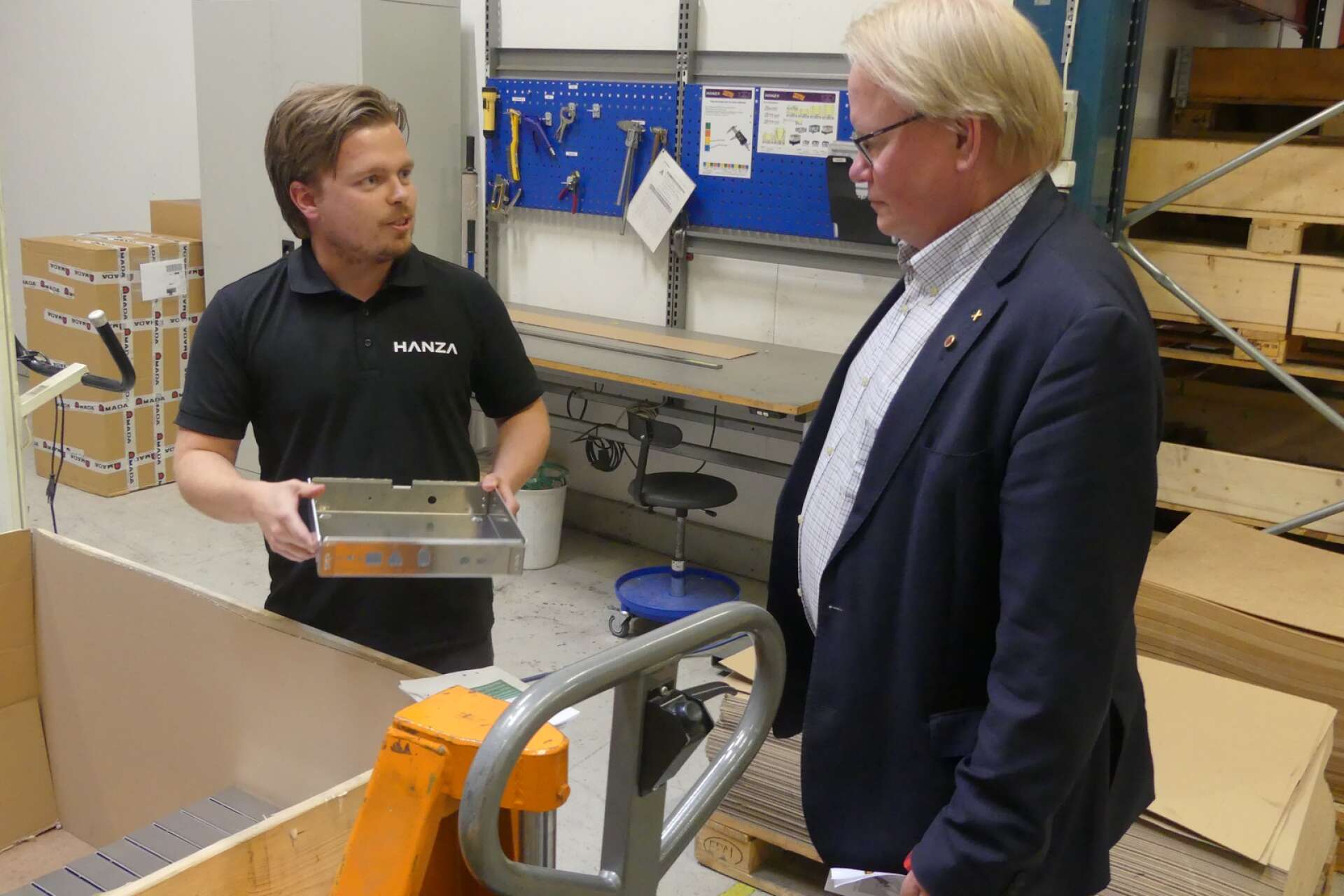 Adam Hagen, logistikchef på Hanza i Svaneholm, berättade för Peter Hultqvist om företagets produktion.