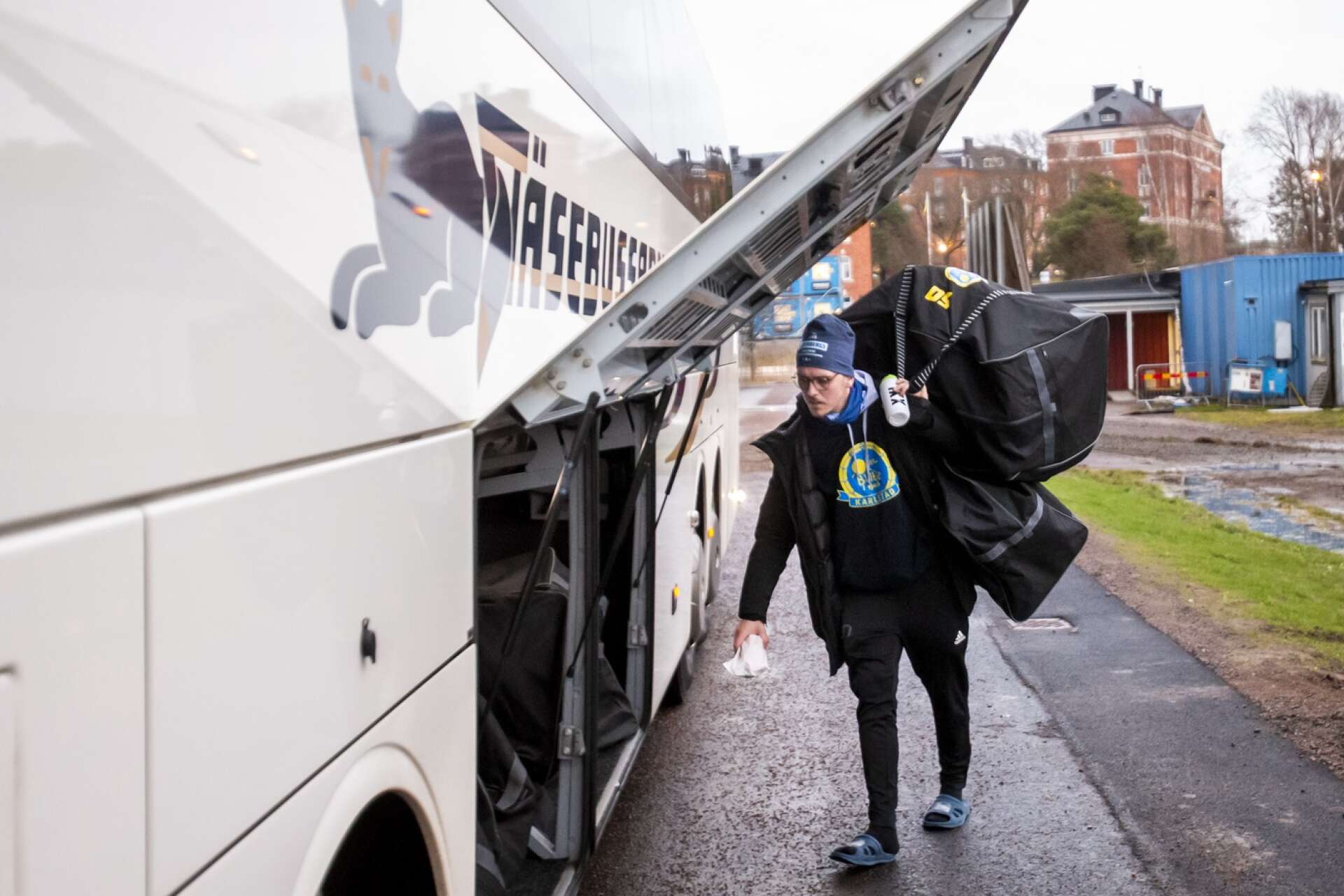 15.15 lämnar bussen Tingvalla Isstadion och påbörjar resan mot Örebro.