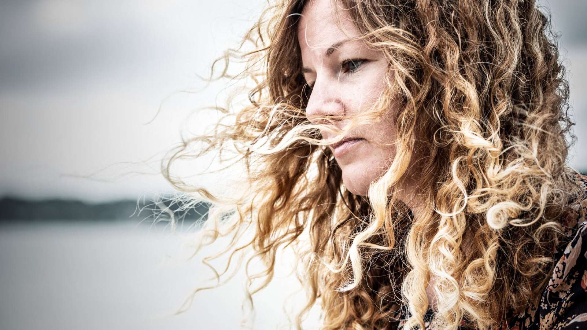 Stina Svensson släpper ödesmättad musik under artistnamnet Hello Ocean.