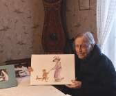 Hilding Bergqvist håller upp en av Marjas illustrationer föreställande honom själv som liten pojke tillsammans med Selma.