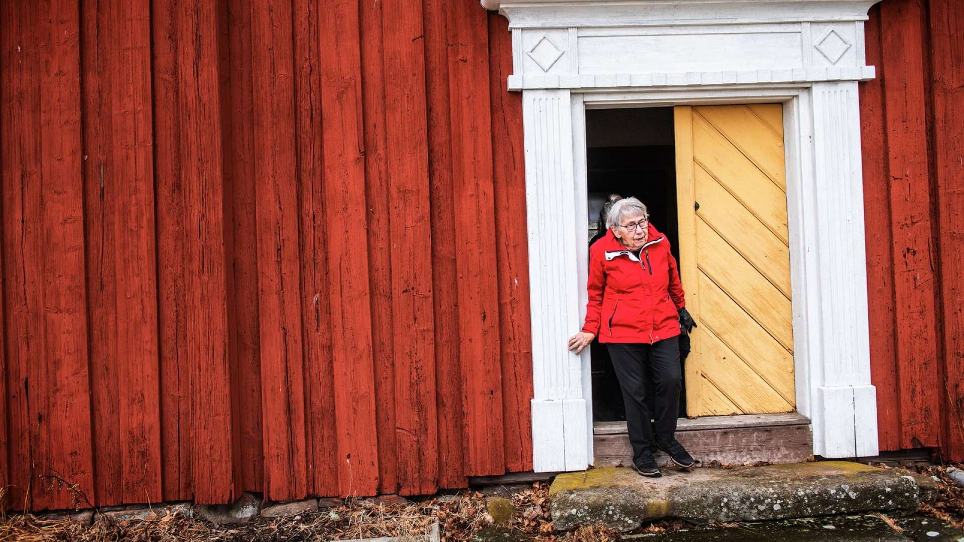 Stina Hellqvist vid Ransäters hembygdsgård.