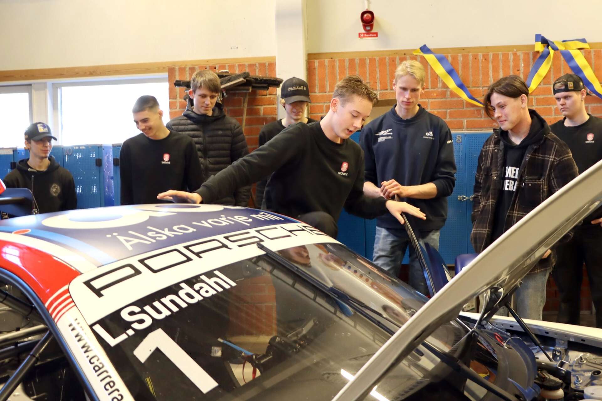 Racingbilen drog elevernas intresse både hur den är uppbyggd och dess prestanda.