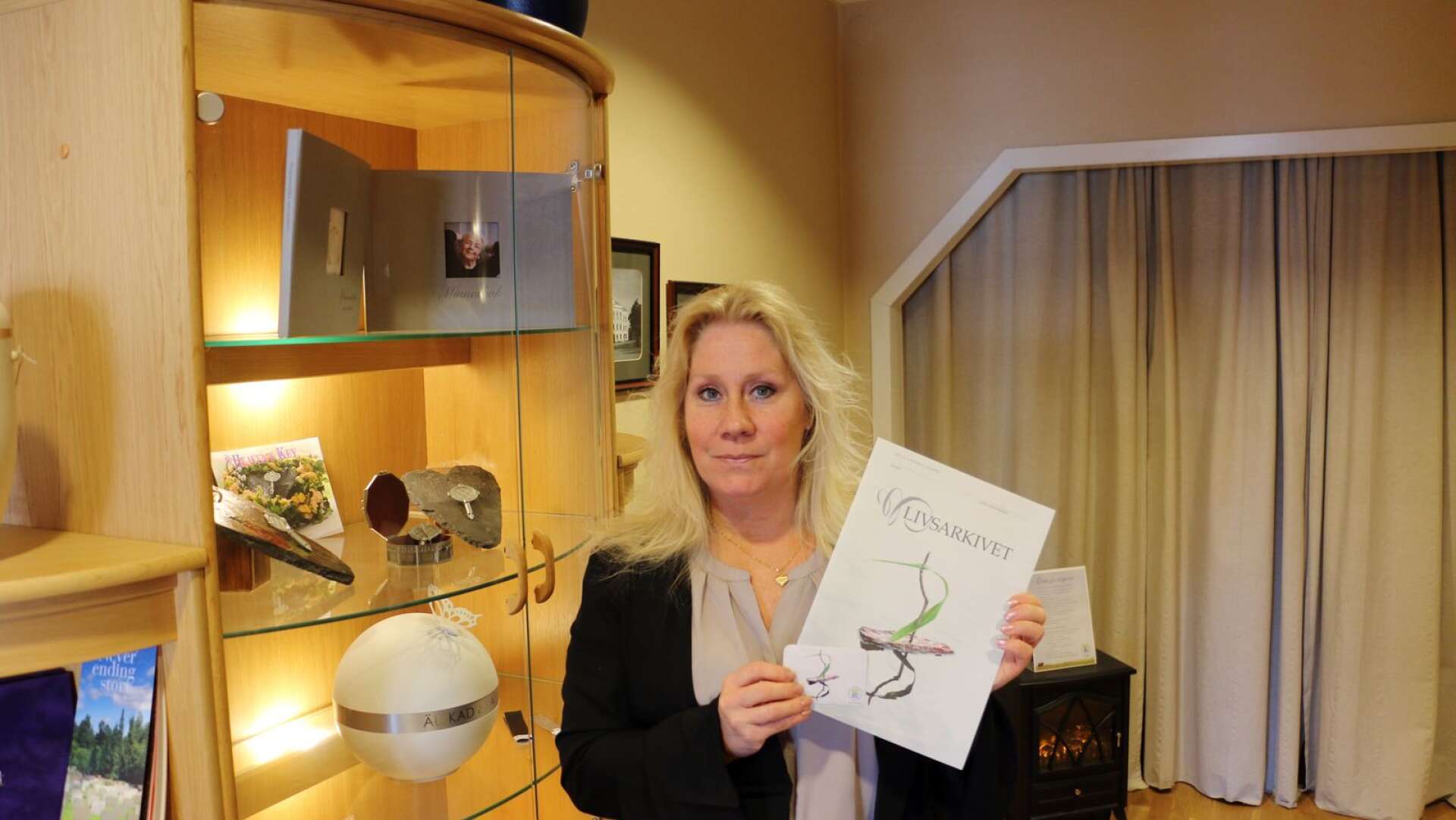 Anna Thörnqvist på Bergslagens begravningsbyrå tipsar alla om att skriva ner sina önskemål kring bland annat hur begravningen ska utformas. Det underlättar för anhöriga.