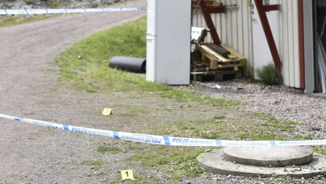 Polisen spärrade på söndagen av en större gårdsliknande plats i Årjäng med anledning av den misstänkta skjutningen.