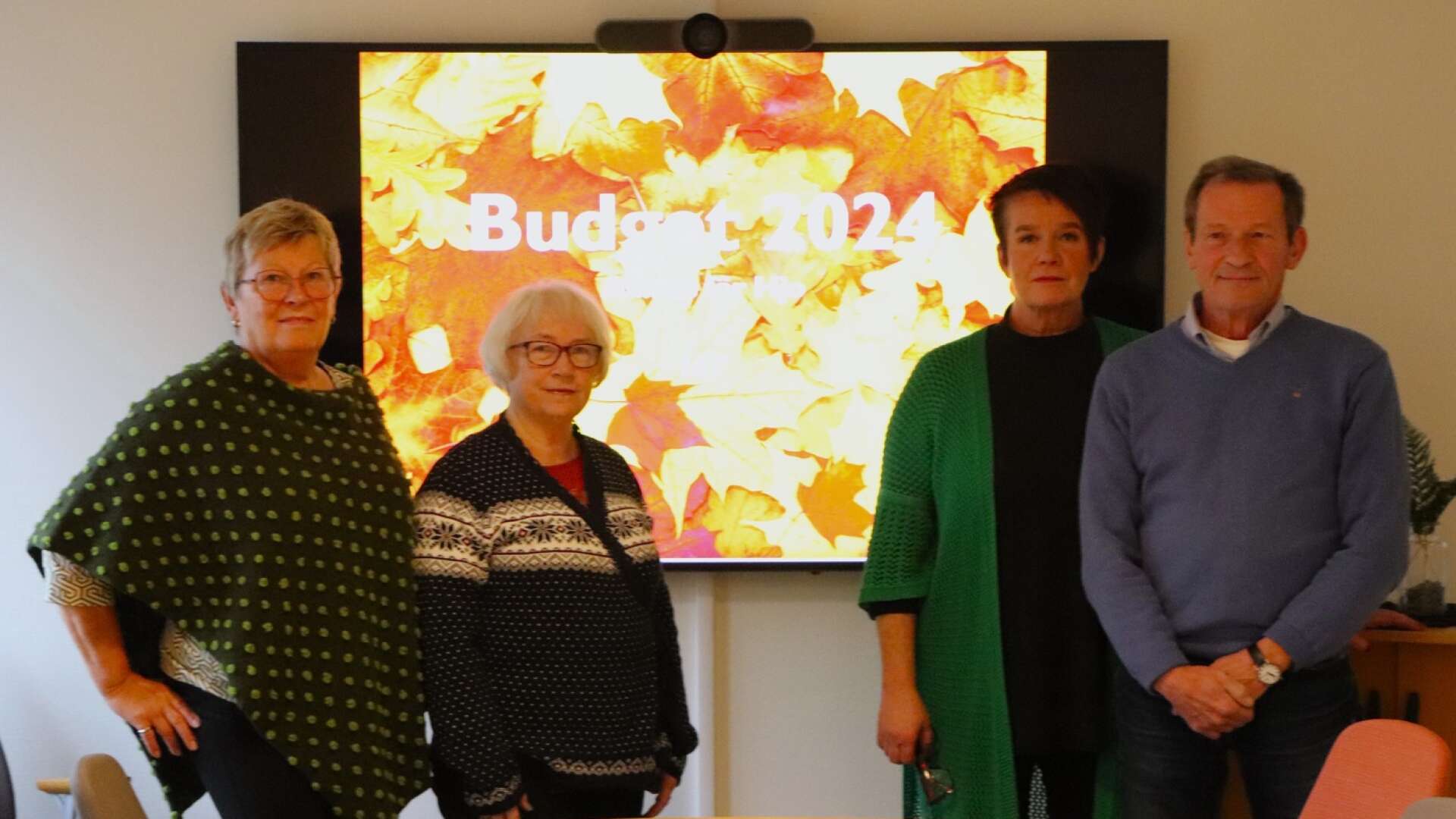 Alliansen i Hjo presenterar sitt förslag till budget för 2024 genom Linnéa Hultmark (C), Eva-Lott Gram (KD), Catrin Hulmarker (M) och Björn Bröne (L).