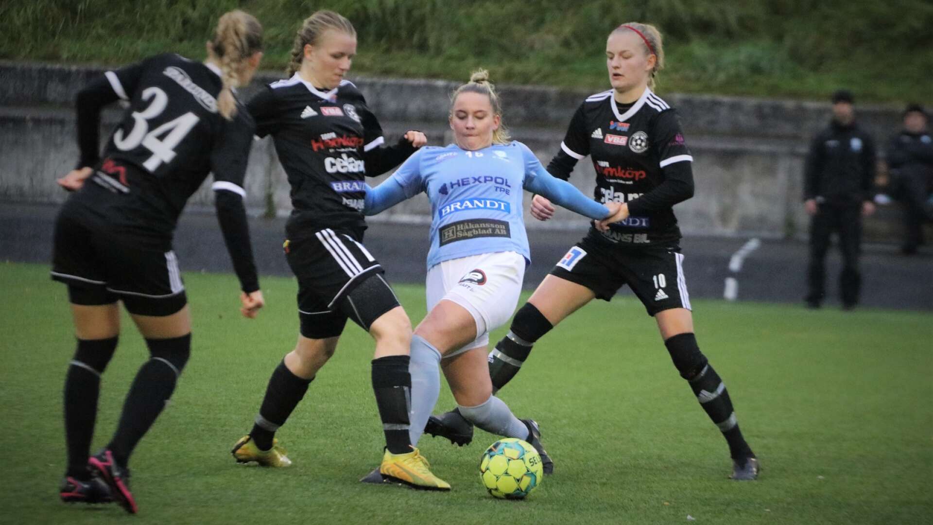 Trots tuff bevakning lyckades Wilma Enarsson trycka in två mål mot Vänersborgs FK. 