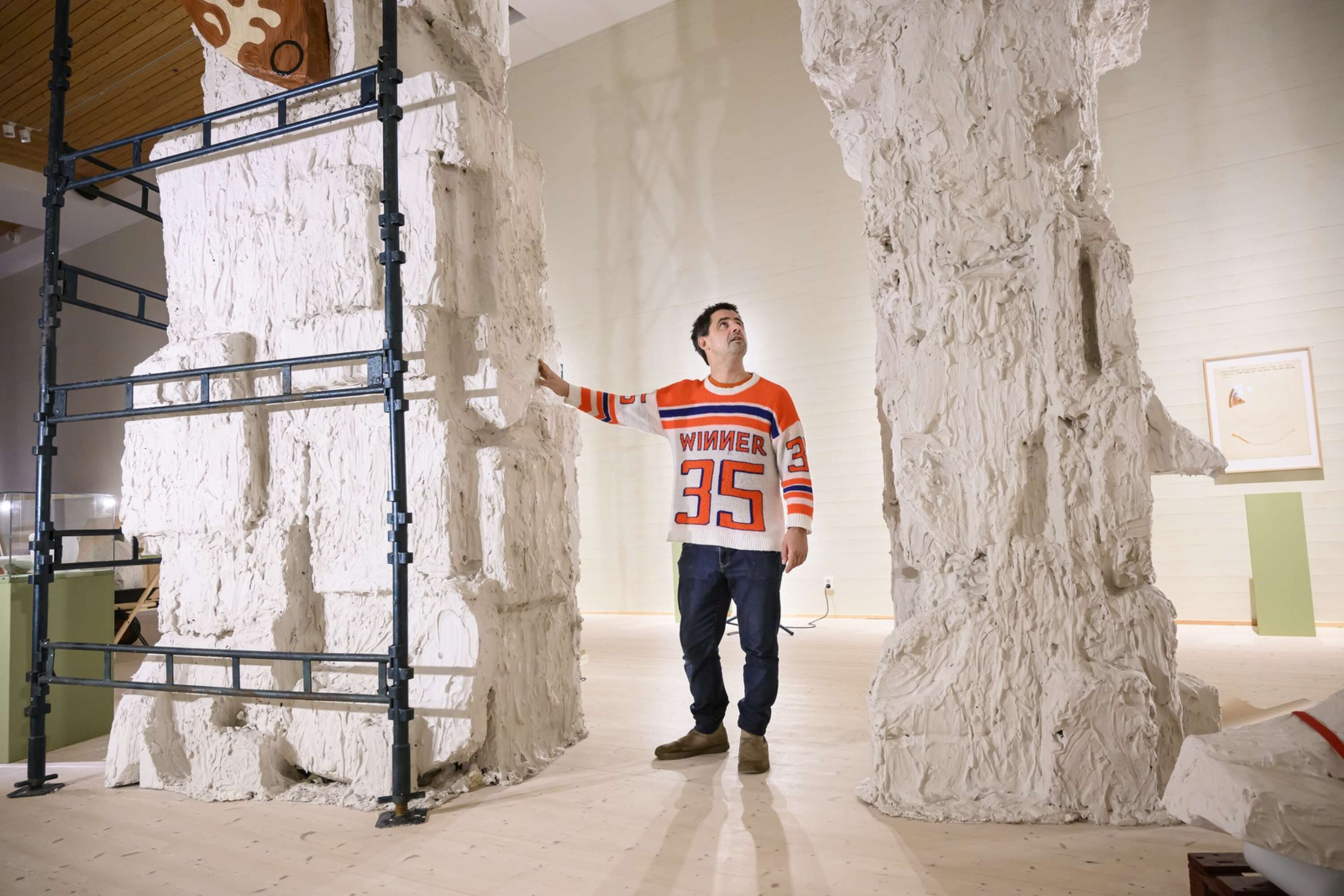 Elefanten i rummet eller monumentet. Jonas Liveröd låter besökarna möta en bamse till skulptur, rakt innanför dörren till utställningshallen.