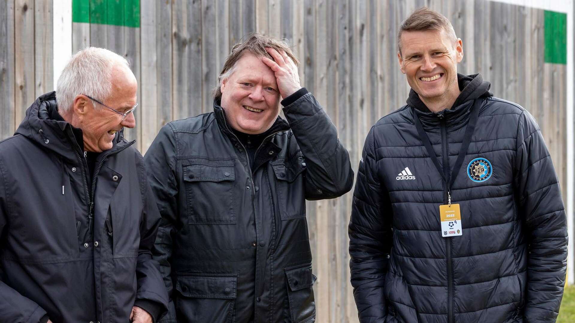 Konstnären Joakim Johansson flankeras av Sven-Göran Eriksson och Karlstad Fotbolls klubbchef Per-Johan Karlsson under matchen mot Piteå. 
