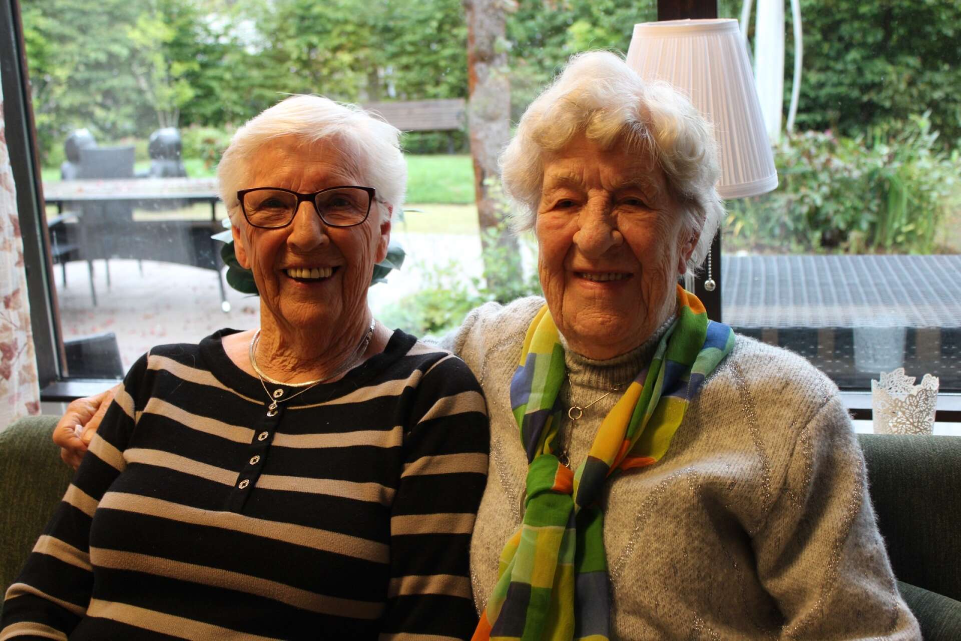 Vänner för livet. Gunnel Gustafsson och Maj-Lis Dahl lärde känna varandra som grannar i centrala Karlstad på 1960-talet. Nu bor de båda två på Hagaborgs trygghetsboende. ”Det är lycka att vi får bo på samma plats”, säger de.
