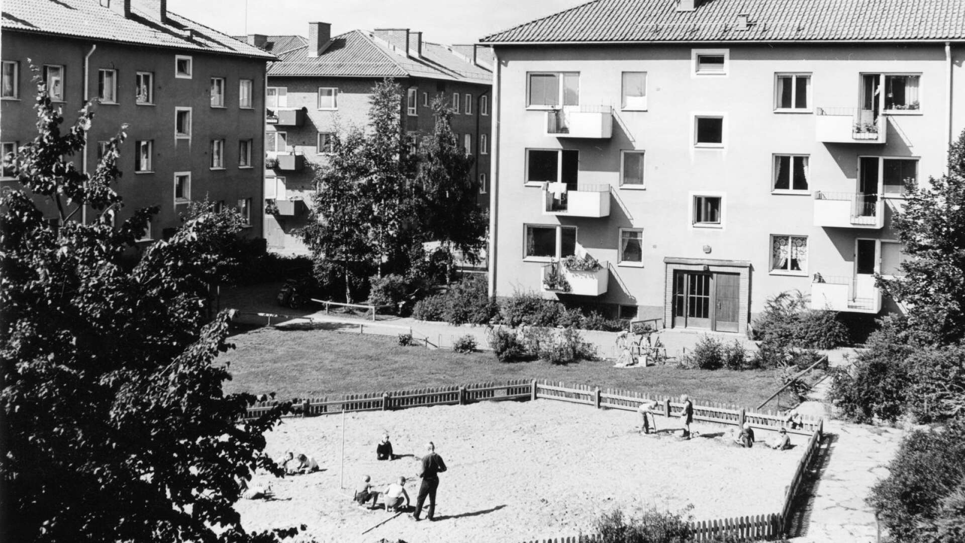 Under 1950-talet skulle barnen kunna leka tryggt på gården vid flerbostadshusen, som här på Norrstrand.