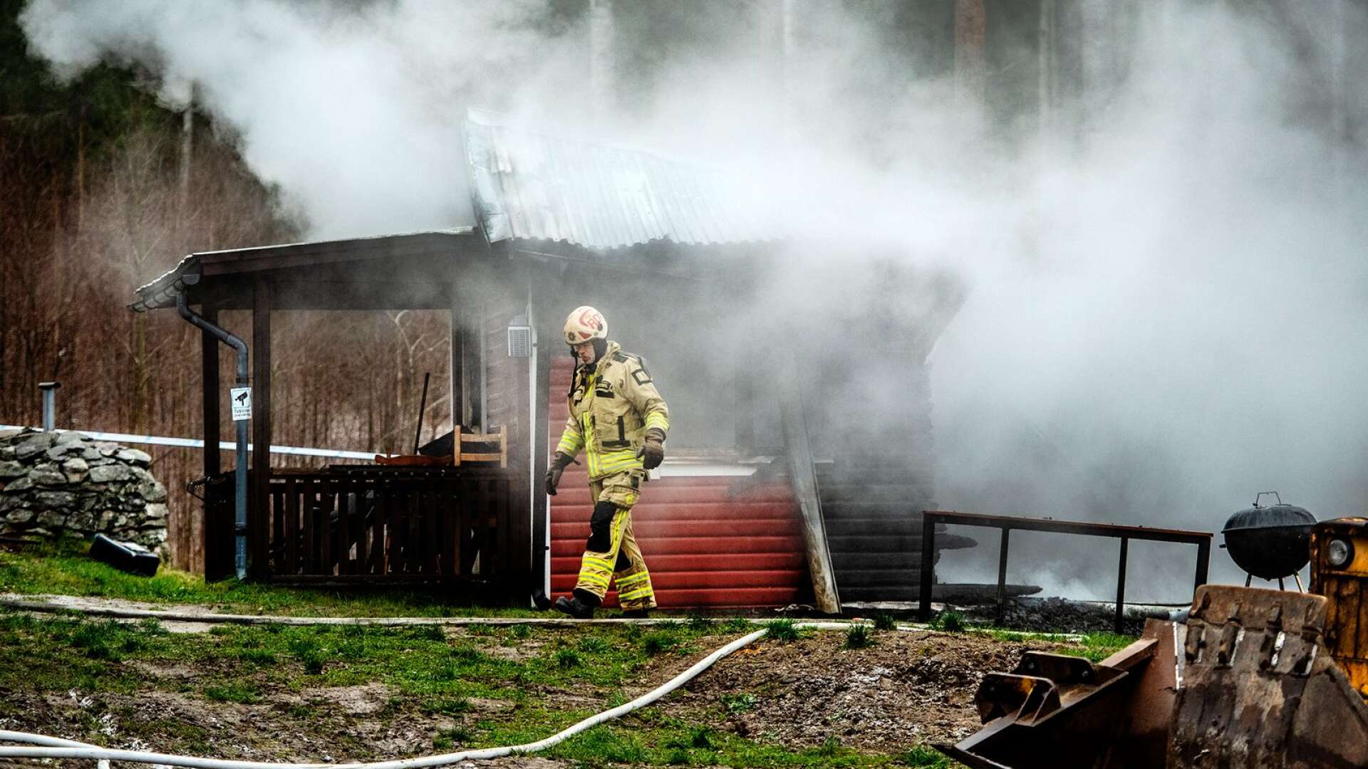 Mitt i den lantliga idyllen vid Västra Sund rasade en stugbrand tidigt på måndagsmorgonen.