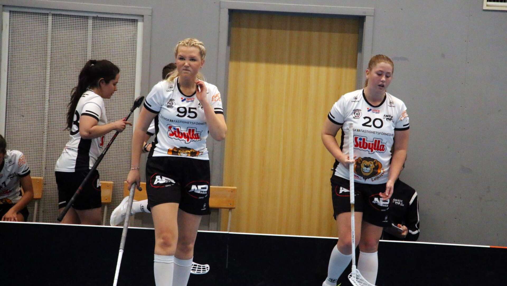 Ella Wånggrens och Sanna Blixts ansiktsuttryck säger det mesta. Gästerna IFK Heden vann första kvalmötet med 8–2.