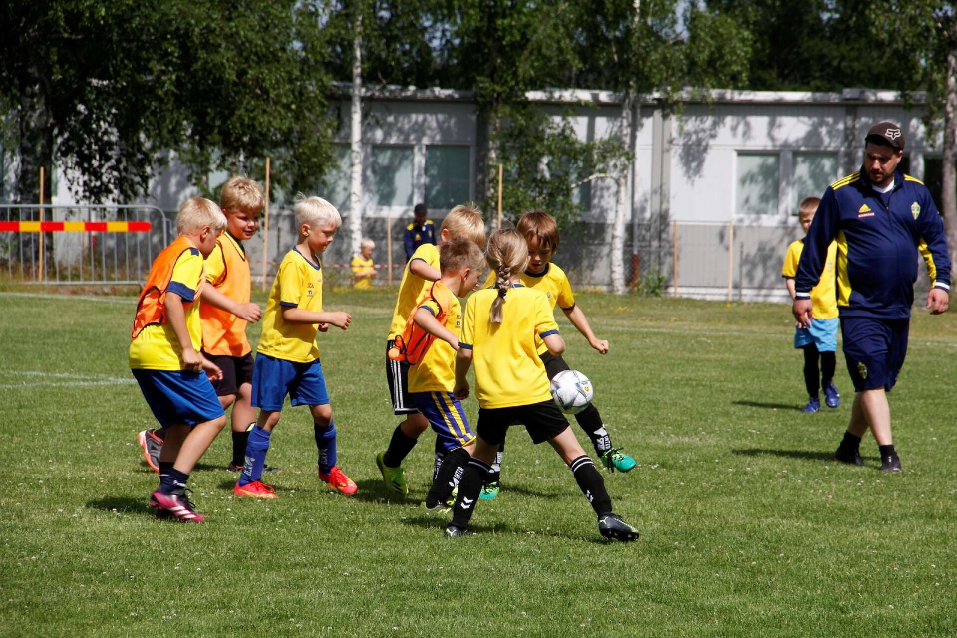 Första lördagen i juli arrangerade återigen Tösse IF fotbollsskola på Tössevallen. Det var många vinnarskallar som visade sig när det var dags att spela match i den yngsta gruppen. Erik Jansson hjälpte till att peppa och att hålla koll så att reglerna följdes.