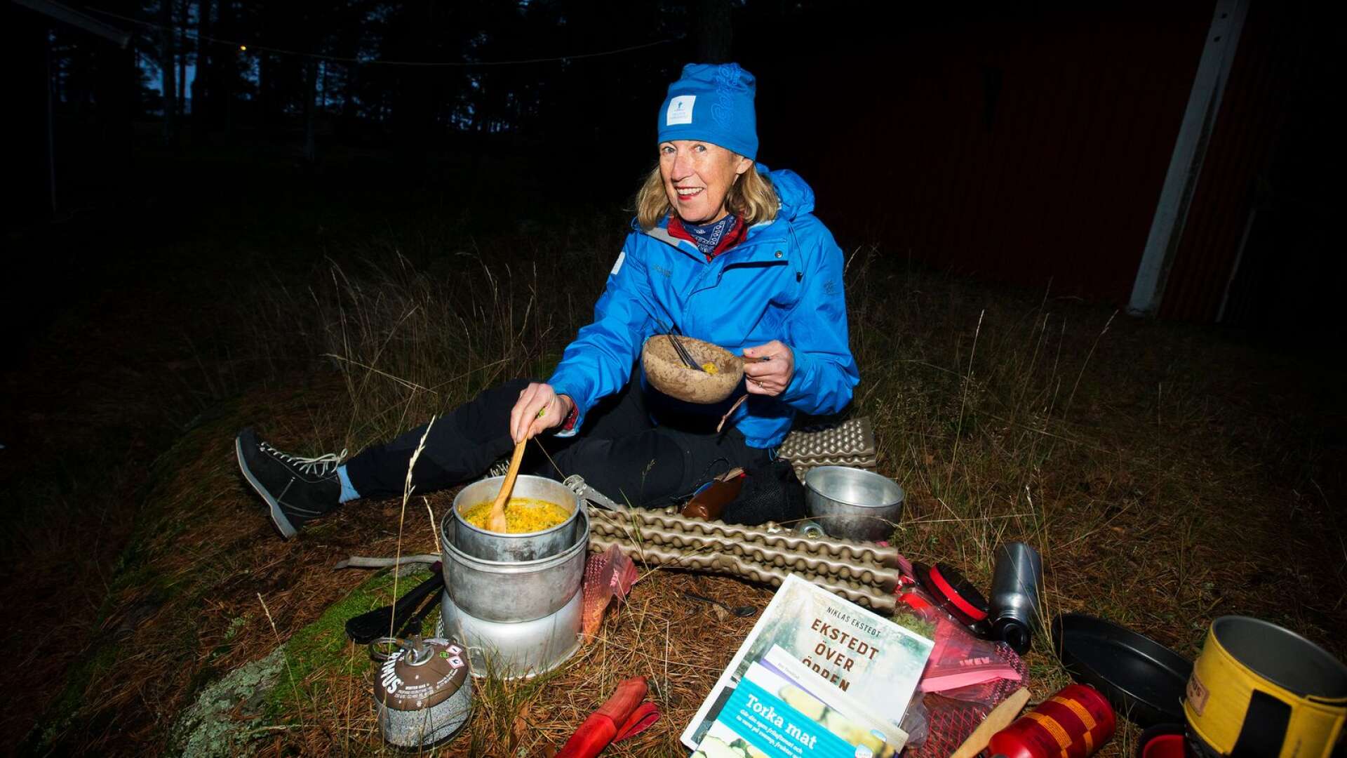 Birgitta Sjökvist, Friluftsfrämjandet Karlstad, visar hur man lagar linsgryta på stormköket. 
