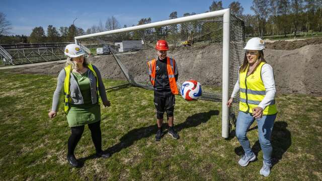 Kommunalråden Monika Bubholz (MP) och Frida Pettersson (C) joxar med trasan under onsdagens spadtag för den nya konstgräsplanen på Kroppkärrs idrottsplats.