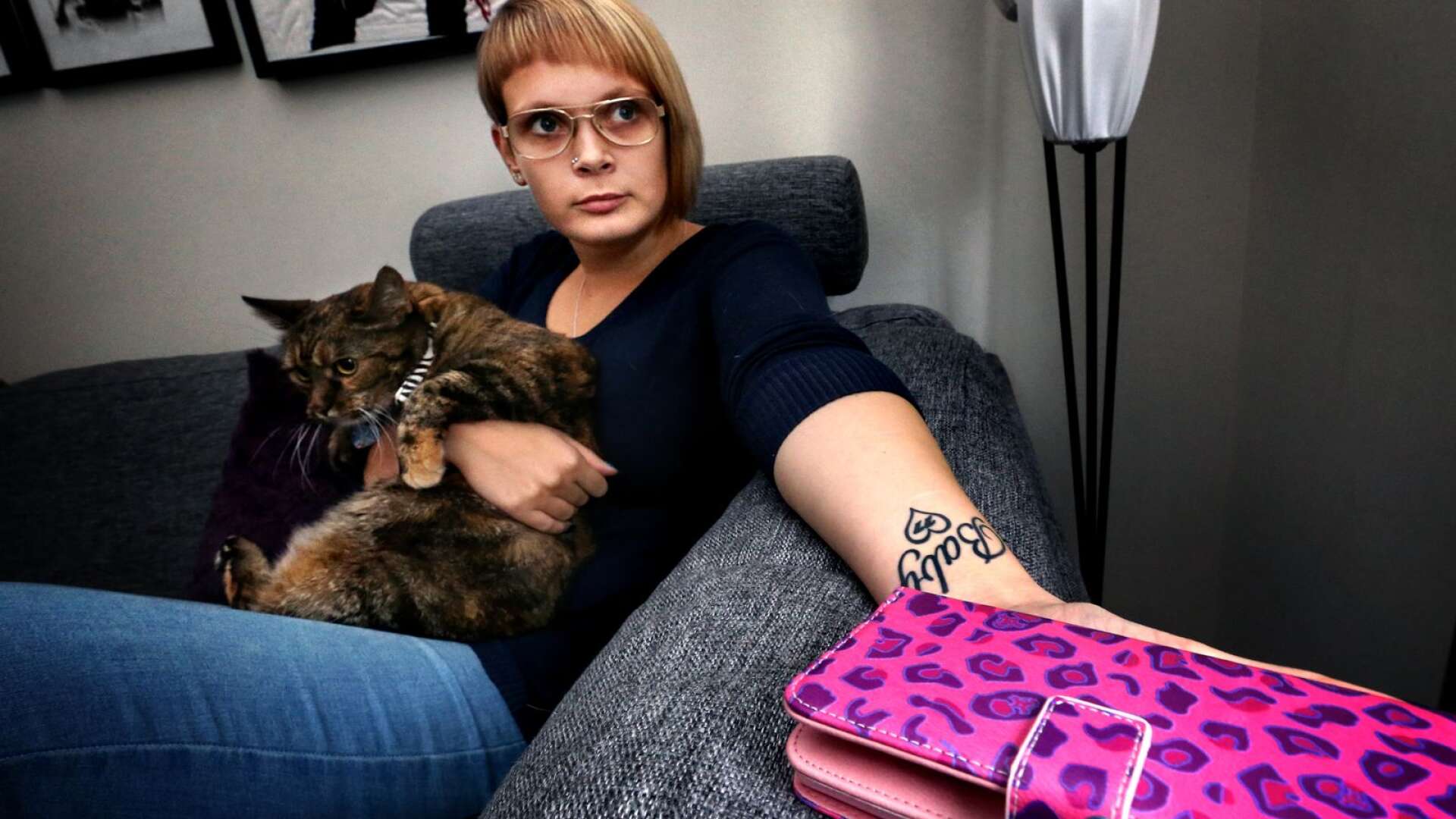 Joanna Halvardssons tatuering står för hennes katt, bandet Backyard babies, familjen, pojkvännen och bäste vännen. &quot;Den sitter på min vänstra handled, där de flesta av mina självskadeärr är&quot;. Hon har överlevt åtta självmordsförsök. Nu är det över två år sedan hon slutade skada sig själv.