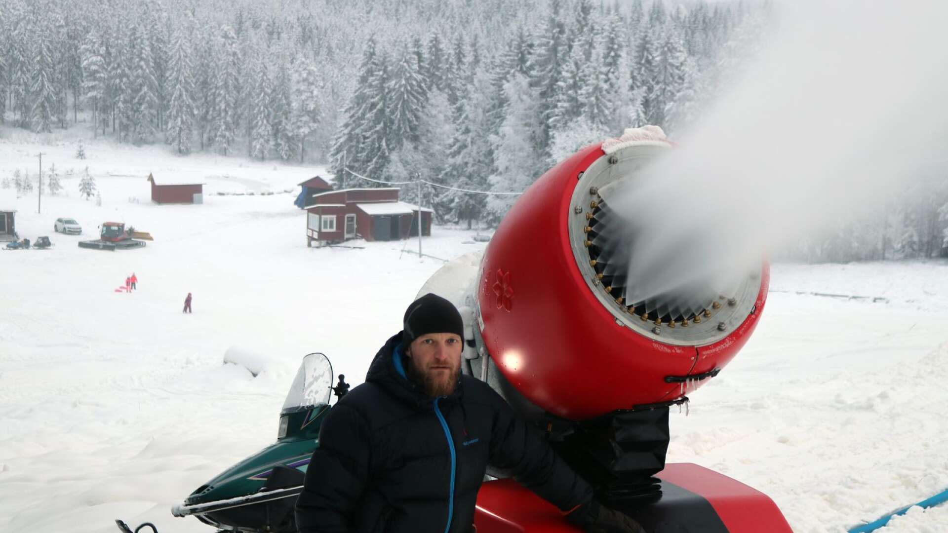 Krister Johansson, ordförande för Lesjöfors slalomklubb, berättar att de hoppas kunna öppna backen framåt jul. Här ses han på arkivbild från 2018 då klubben införskaffat ny snökanon.