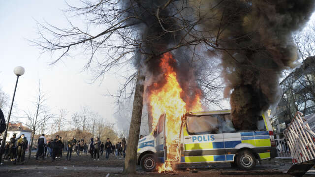 En polisbil i brand under upploppet i Sveaparken i Örebro på långfredagen. Arkivbild.