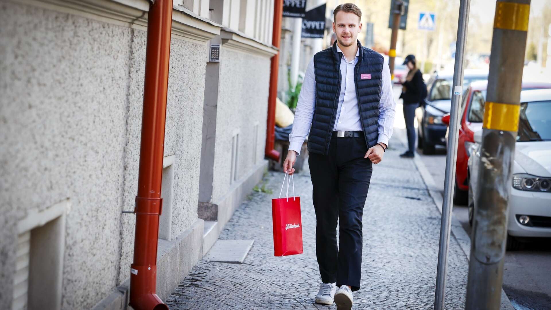 Gabriel Strand, 23 år, är mäklare på Mäklarhuset i Karlstad. Han tog examen i somras och klev in på jobbet samma månad som styrräntan höjdes en hel procentenhet.