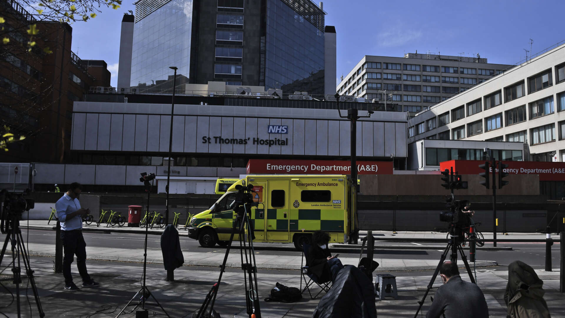 Journalister väntar utanför St Thomas&apos; Hospital i centrala London, där premiärminister Boris Johnson vårdas.